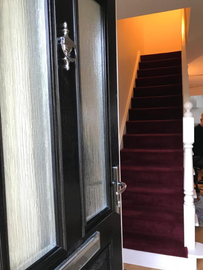 Large Private Room With En-Suite In The House For Professionals Staines-upon-Thames Exterior foto