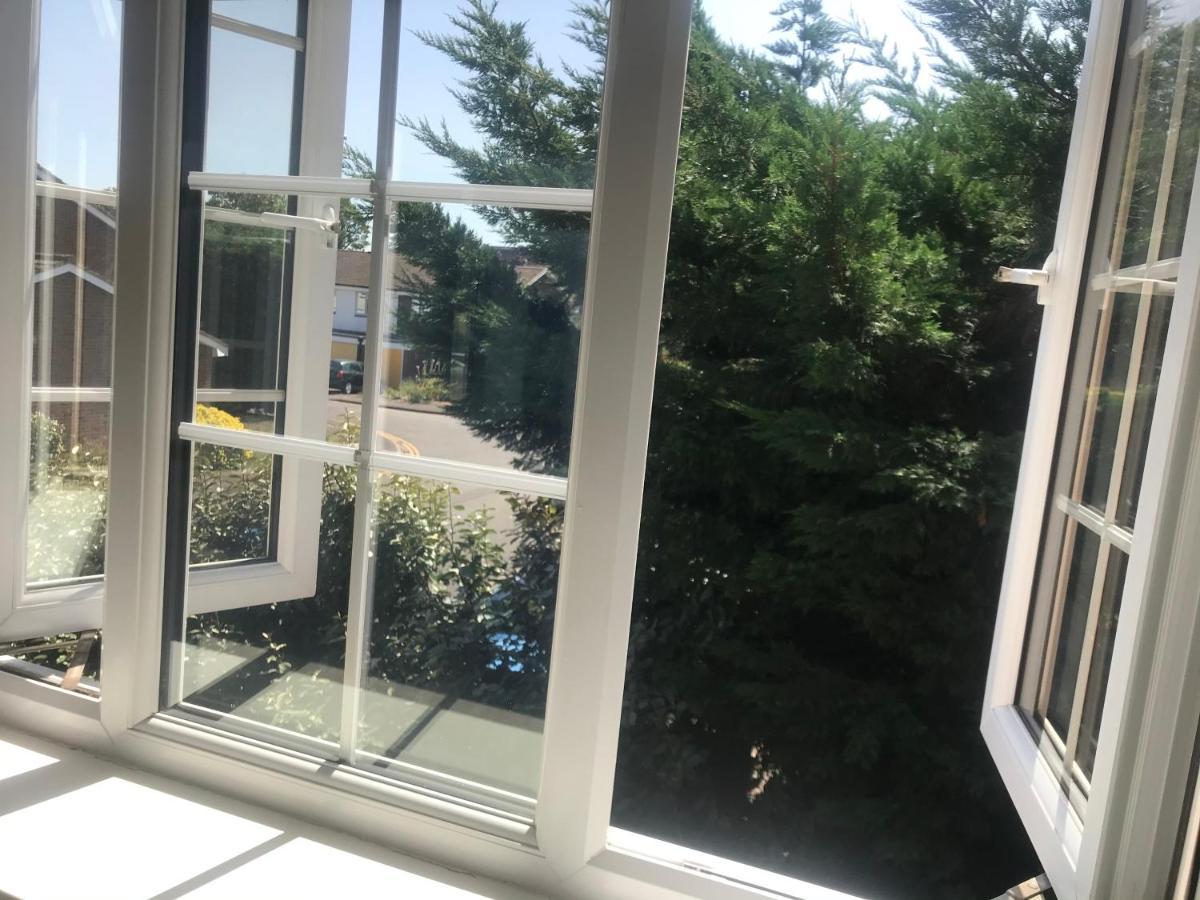 Large Private Room With En-Suite In The House For Professionals Staines-upon-Thames Exterior foto