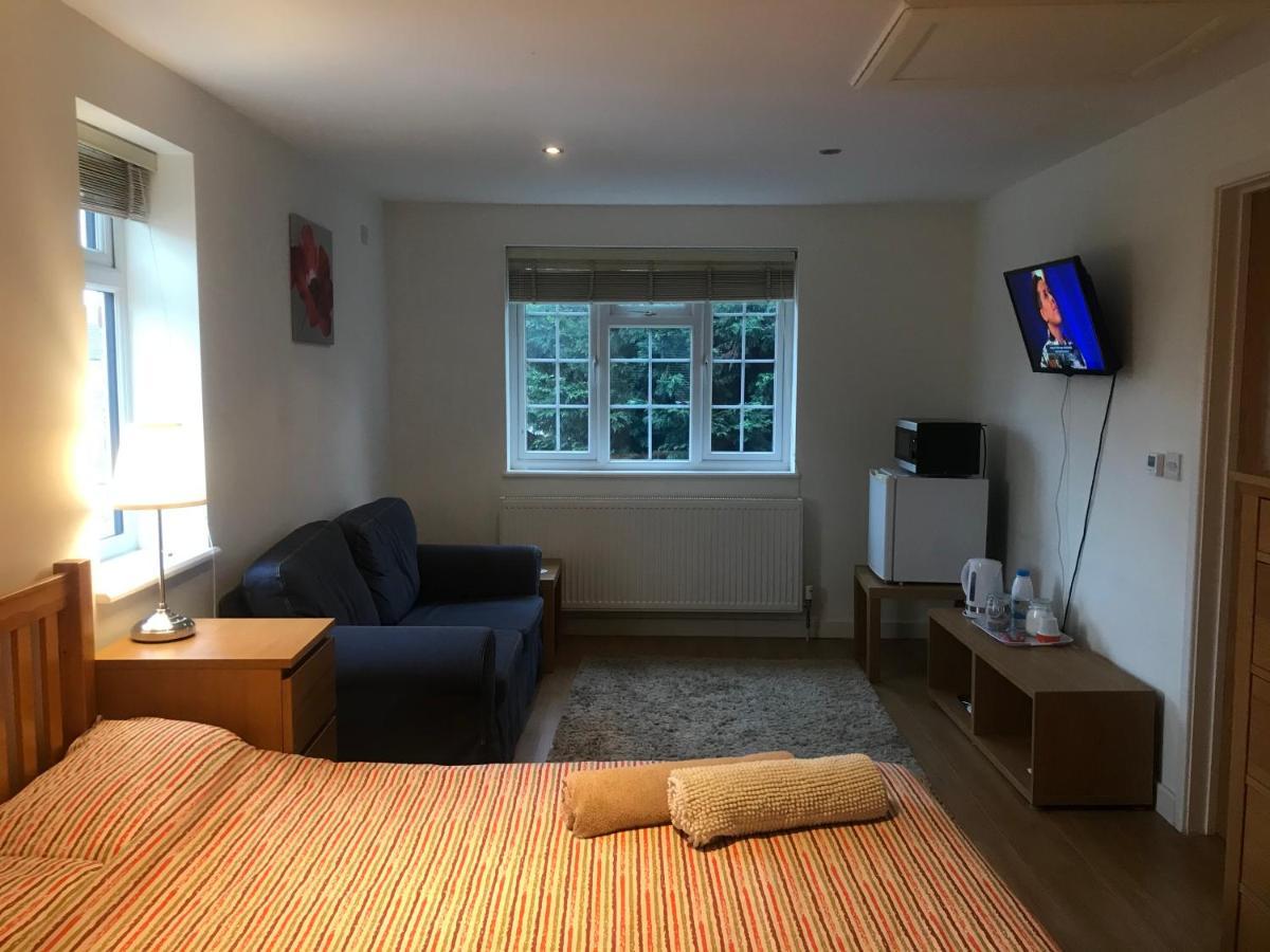 Large Private Room With En-Suite In The House For Professionals Staines-upon-Thames Exterior foto