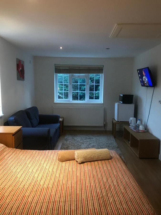 Large Private Room With En-Suite In The House For Professionals Staines-upon-Thames Exterior foto